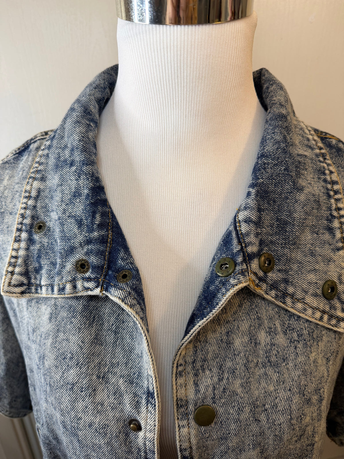 Amber Moon Revival: 100% Cotton Acid Washed Denim Belted Shirt Jacket